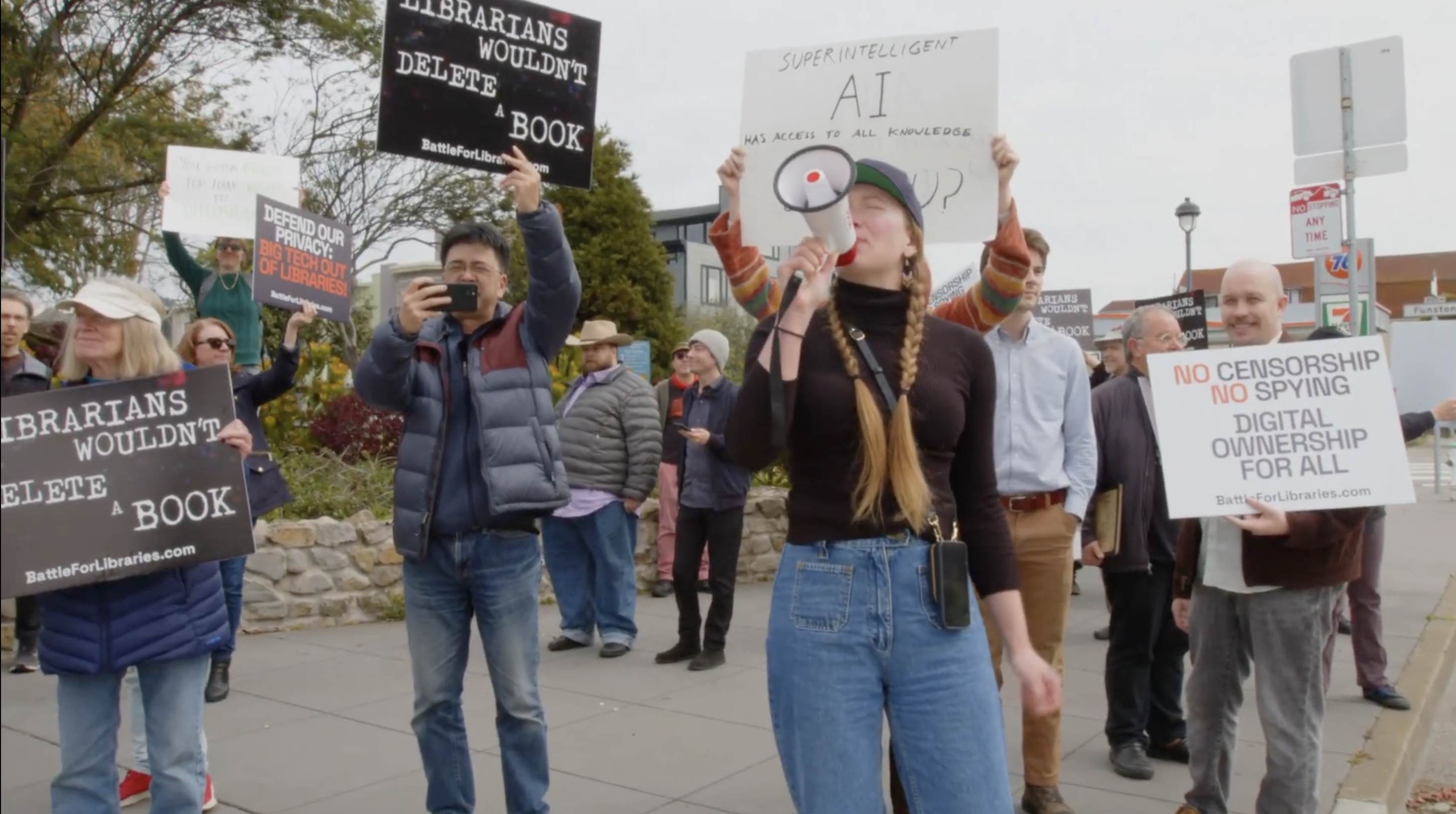 Rassemblement contre l’interdiction et la surveillance des livres numériques, après que les éditeurs ont attaqué l’organisation à but non lucratif Internet Archive, juin 2024. Capture d’écran de la chaîne YouTube : Fight for the Future.