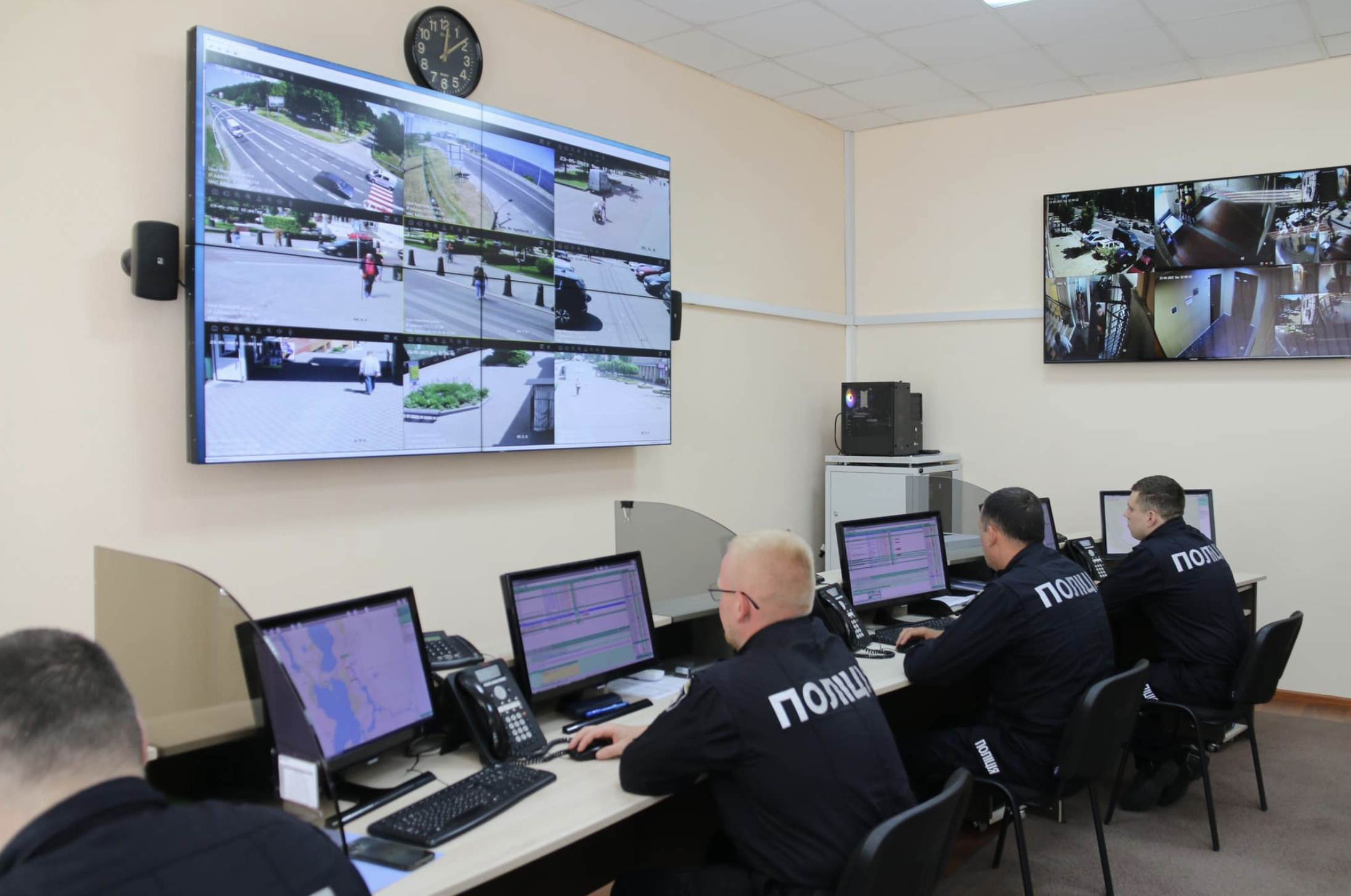 La police de la région de Kiev fait la démonstration d’un nouveau système de vidéosurveillance doté d’une fonction de reconnaissance faciale. © Facebook Police de la région de Kiev.