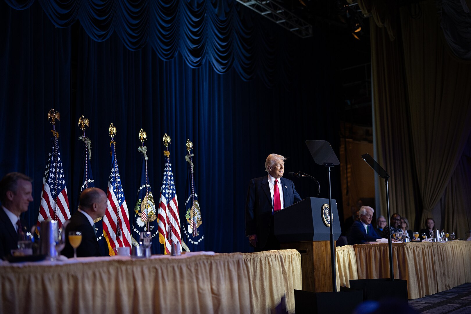 Le président Trump lors du National Prayer Breakfast, jeudi 6 février 2025. © Photo officielle de la Maison Blanche par Molly Riley, domaine public