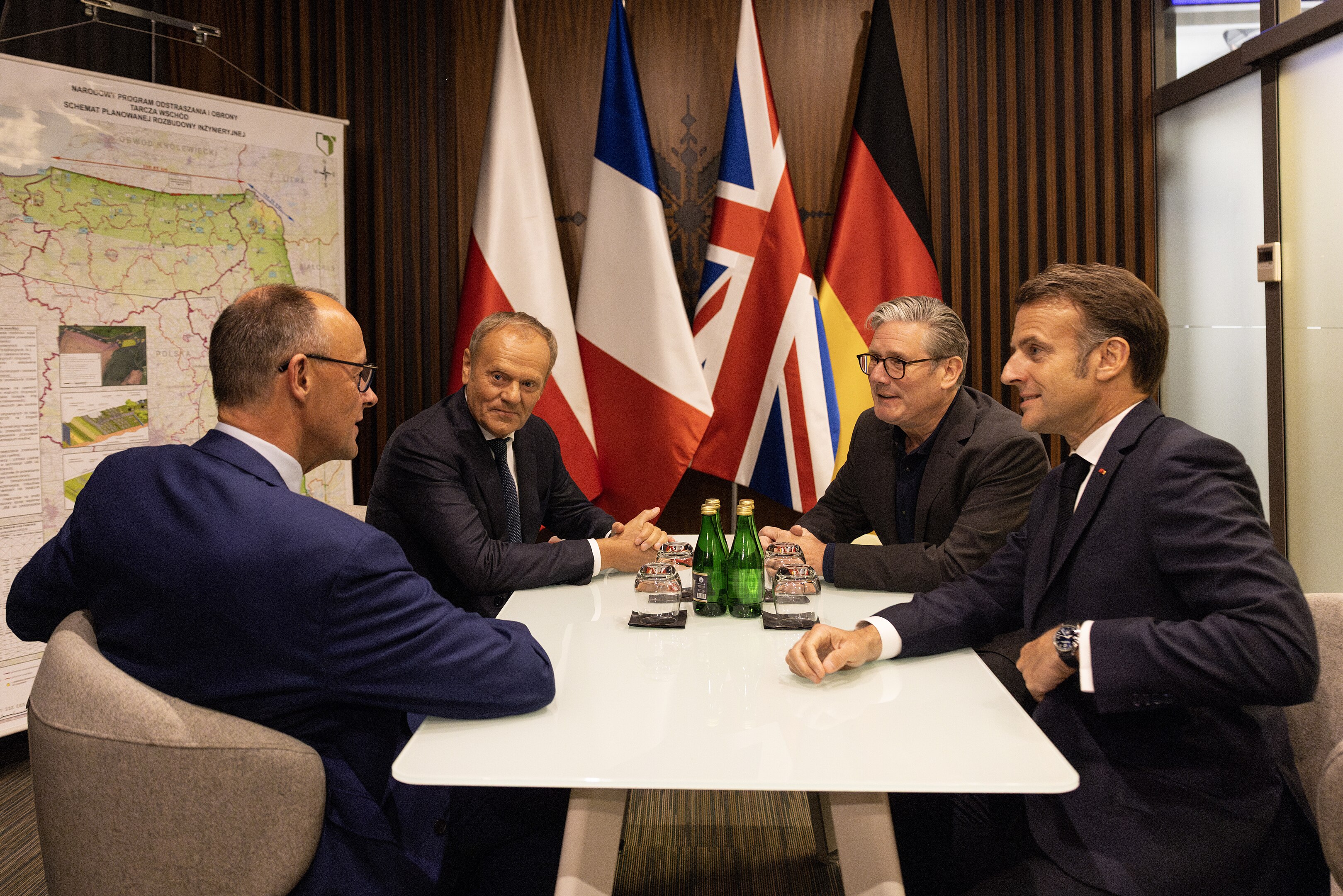 Le 10 mai 2025, en Pologne, rencontre entre le Premier ministre du Royaume-Uni Keir Starmer, le président français Emmanuel Macron, le chancelier allemand Friedrich Merz et le Premier ministre polonais Donald Tusk avant de se rendre en Ukraine pour rencontrer le président ukrainien Volodymyr Zelenskyy. © Simon Dawson / 10 Downing Street.