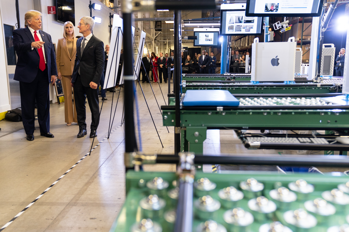 Trump et Tim Cook visitent une usine Apple aux États-Unis le 20 novembre 2019. Un des symboles du ralliement des géants du numérique à Trump. © The White House / Public Domain.
