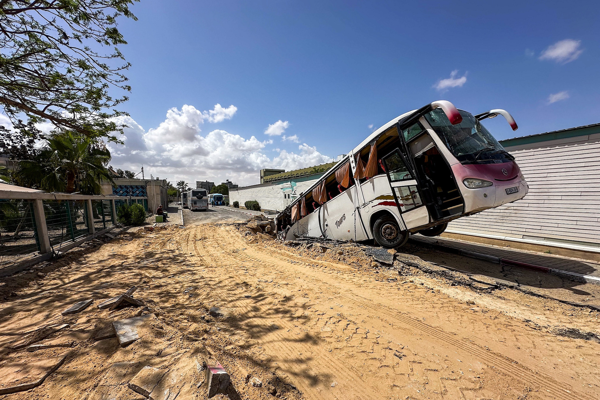 Des Palestiniens sur le site d’une frappe aérienne israélienne à l’extérieur de l’hôpital européen de Khan Younès, dans le sud de la bande de Gaza, le 14 mai 2025. (Hussein Abu Khreis/Flash90)