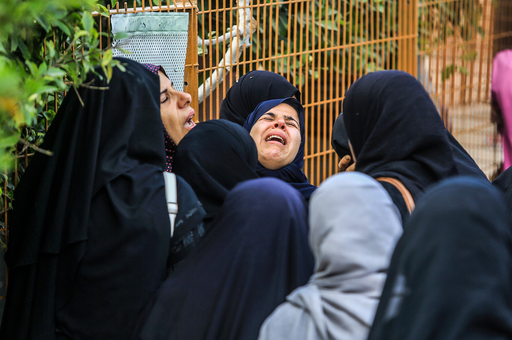 Les Palestiniens pleurent la mort de leurs proches tués lors d’une frappe aérienne israélienne près de l’hôpital Nasser à Khan Younès, dans le sud de la bande de Gaza, le 15 mai 2025. (Abed Rahim Khatib/Flash90)