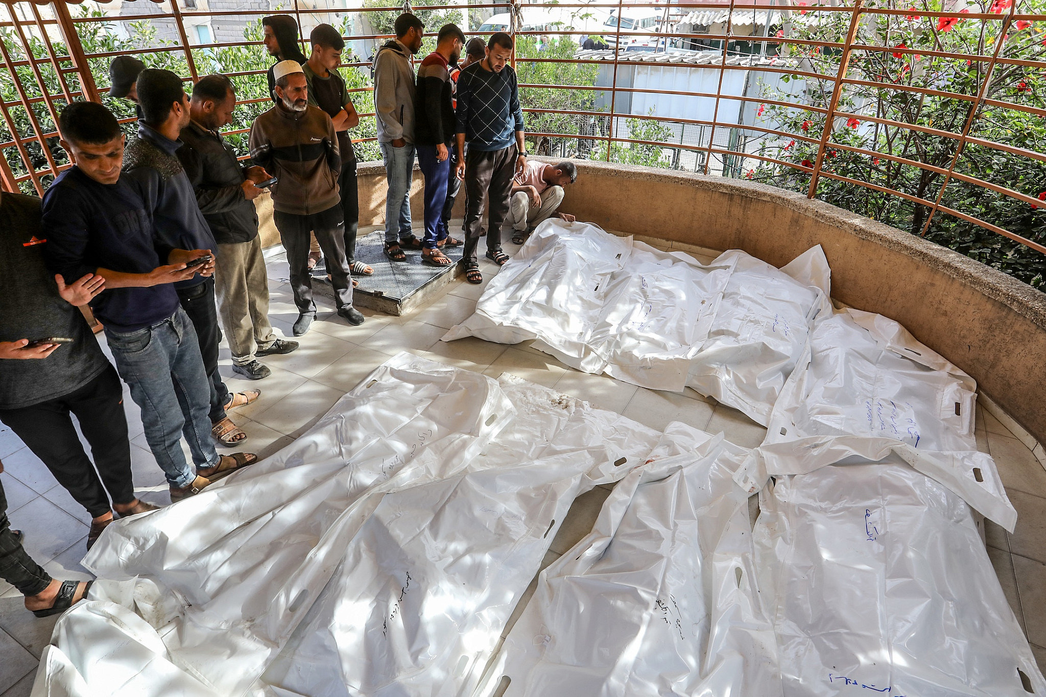 Des Palestiniens pleurent la mort de leurs proches tués lors d'une frappe aérienne israélienne devant l'hôpital Nasser à Khan Younis, dans le sud de la bande de Gaza, le 15 mai 2025. (Abed Rahim Khatib/Flash90)