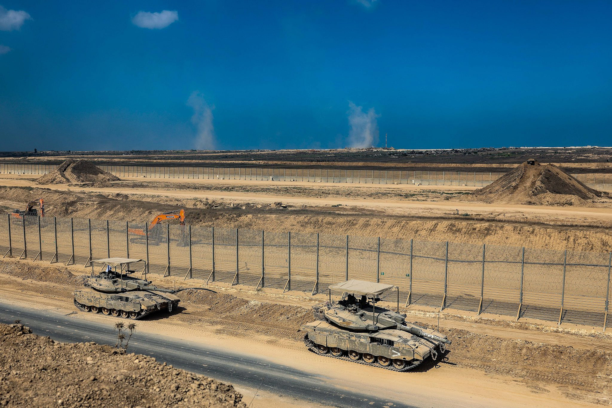 Des soldats israéliens montent la garde du côté israélien de la barrière qui entoure la bande de Gaza, le 17 septembre 2025. (Flash90)