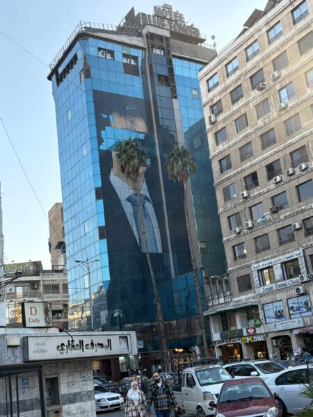 Immeuble au centre ville de Damas. Portrait déchiré du dictateur déchu Bachar al-Assad (photo J. Daher, janv. 2025)