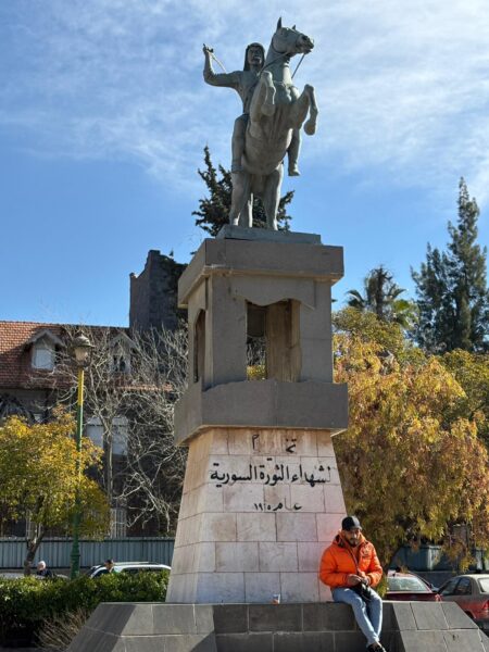   Une statue du sultan Pacha al-Atrash, chef druze et symbole national de la Grande Révolte syrienne de 1925 contre la domination coloniale française dans la ville de Soueïda. Elle rend aussi hommage aux martyrs de la grande révolte de 1925 (photo J. Daher, janv. 2025)