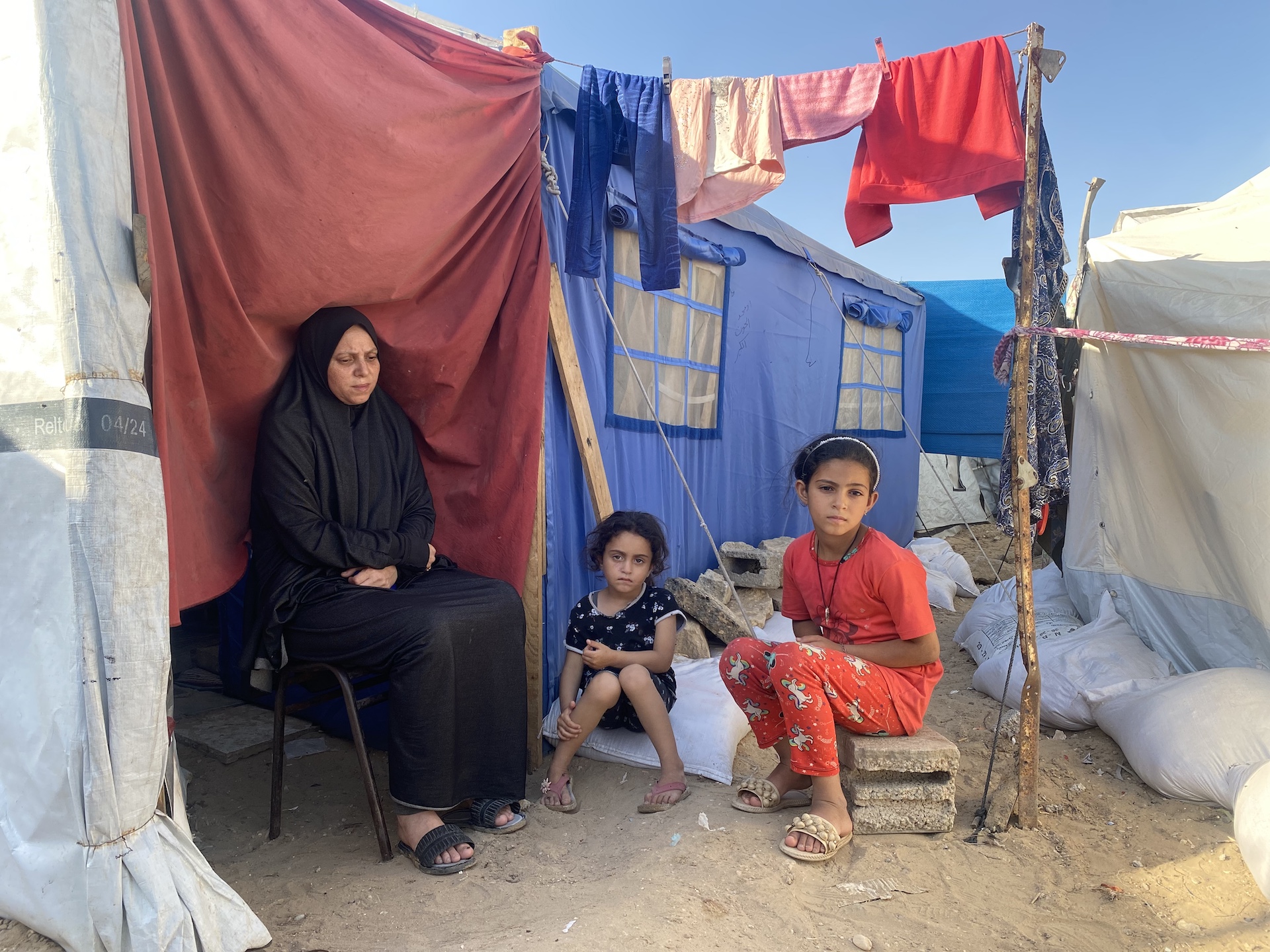 Hadia Radi et deux de ses filles, Sanna, 9 ans, et Huda, 6 ans, le 2 mai 2025 (Ahmed Ahmed)