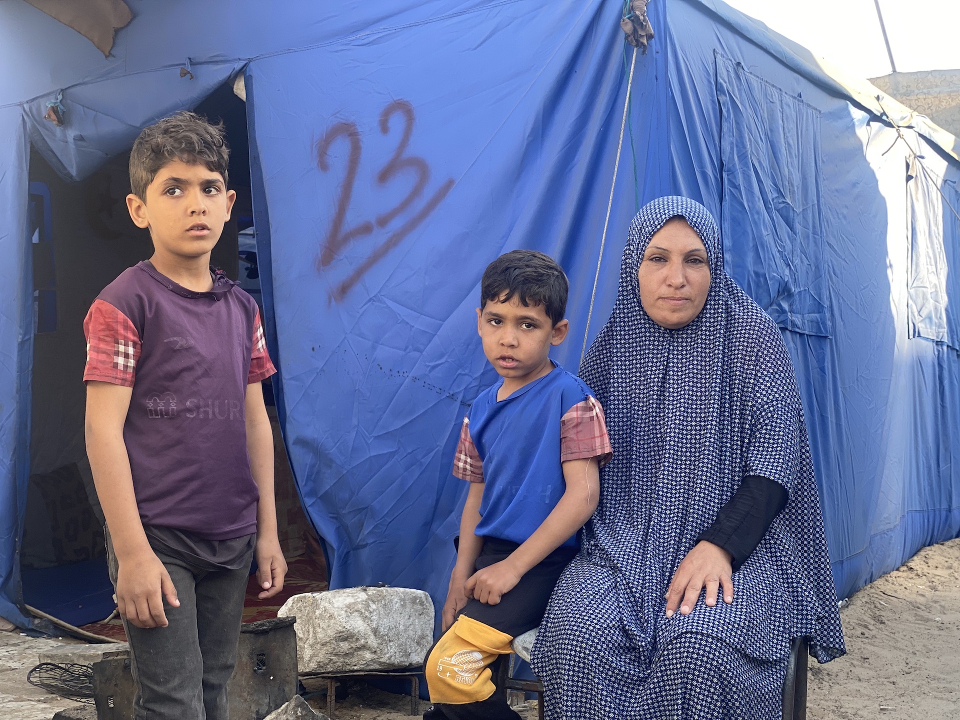 Heba Malahi avec ses fils, Mahmoud, 8 ans, et Taysir, 11 ans, près de leur tente à Gaza, le 2 mai 2025. (Ahmed Ahmed)