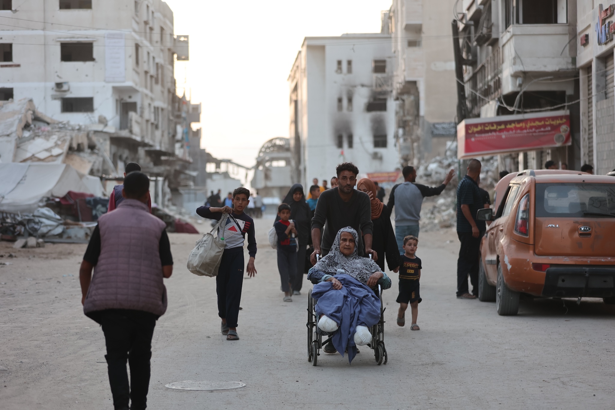 Des Palestiniens quittent l’hôpital Al-Shifa à Gaza, après que l’armée israélienne a donné l’ordre d’évacuer, le 14 mai 2025. (Omar Al-Qataa)