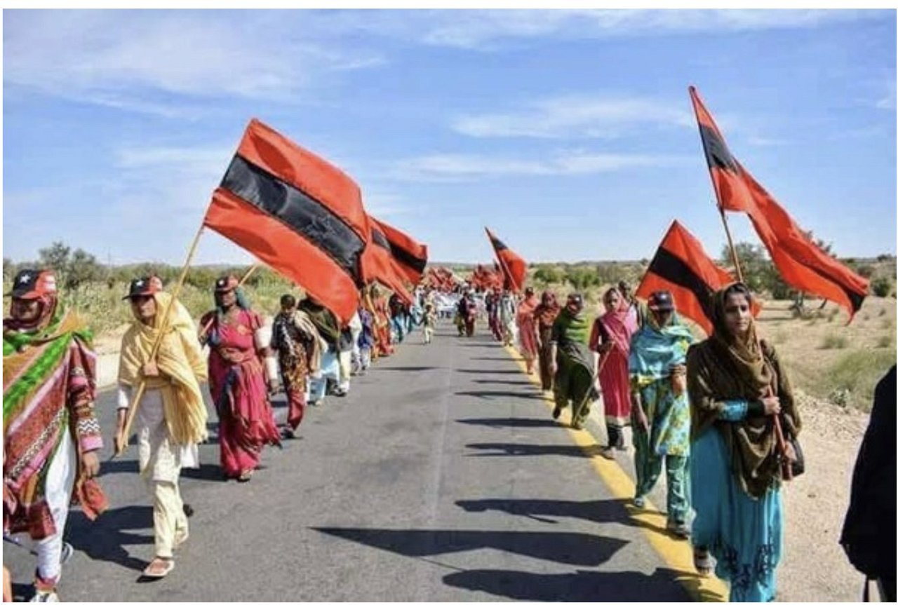 23 février 2025. À Mithi, Tharparkar, le Sindh Awami Tehreek et le Sindhiyani Tahreek ont organisé une marche de protestation contre l’occupation de l’Indus, la construction de canaux au Cholistan et l’agriculture d’entreprise.