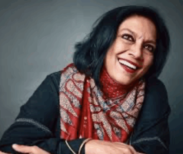 Mira Nair est une réalisatrice, productrice et scénariste indo‑américaine réputée, issue d’une famille hindoue, née le 15 octobre 1957 à Rourkela (Odisha, Inde). Elle est connue pour ses récits qui traversent les frontières culturelles, où elle parle de l’immigration, de l’identité et de la diaspora. Son premier long‑métrage, Salaam Bombay ! (1988), a remporté la Caméra d’Or au Festival de Cannes et fut nominé aux Oscars. D’autres films notables incluent Mississippi Masala (1991), Monsoon Wedding (2001) et The Namesake (2006) (NDT).