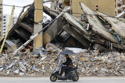 Devant un immeuble détruit lors d'une frappe aérienne israélienne, dans le sud de Beyrouth, au Liban., le 25 mars 20026.  Photo EPA