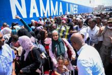 Des Soudanais fuyant la guerre font la queue pour embarquer de Port Soudan le 28 avril, 2023. (AFP via Getty Images)