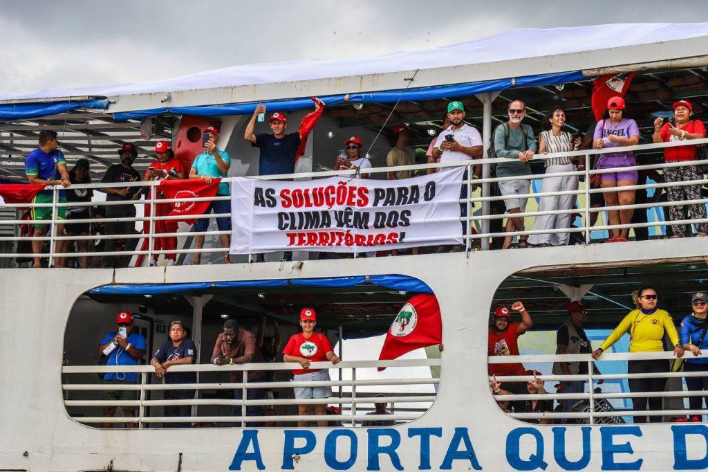 Foto dos "camarotes" de uma barcaça amazônica, chegando a Belém com participantes da Cúpula dos Povos